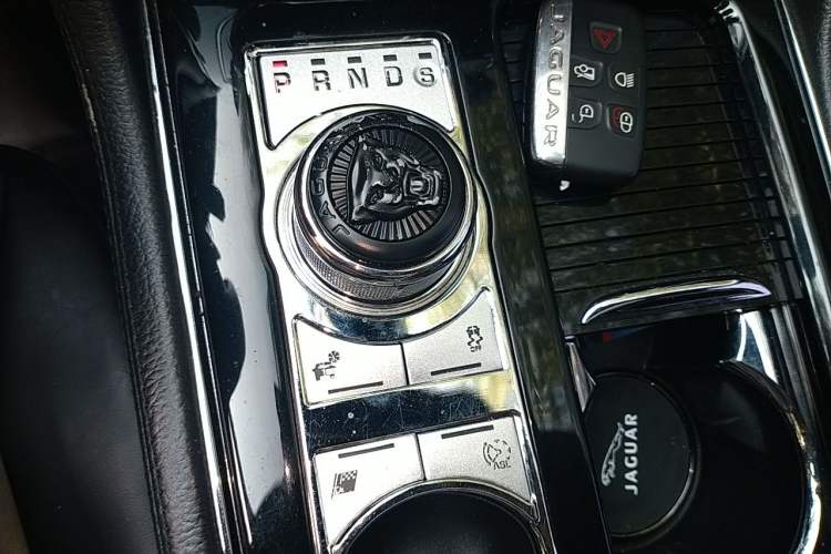 Used Jaguar XJ 2016 XJL 3.0 SC Two-Wheel-Drive Elegant Business Edition Gear Lever