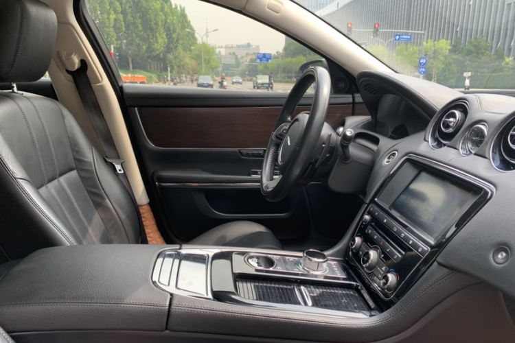 Used Jaguar XJ 2016 XJL 3.0 SC Two-Wheel-Drive Elegant Business Edition Interior 15