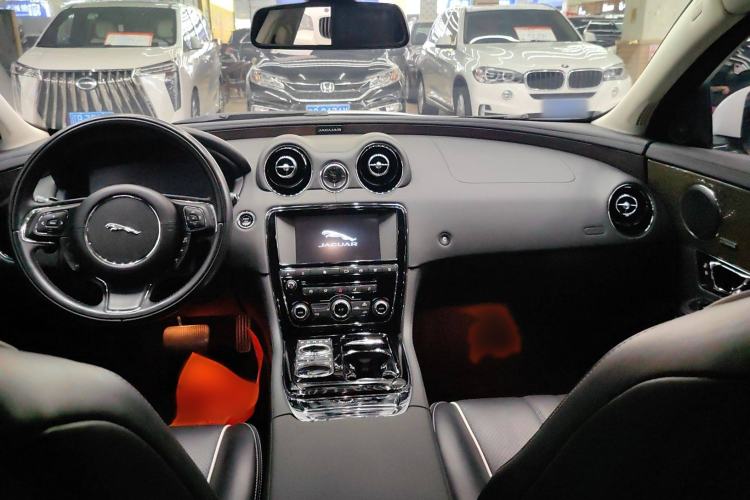 Used Jaguar XJ 2016 XJL 3.0 SC Four-Wheel Drive Panoramic Business Edition Interior 3