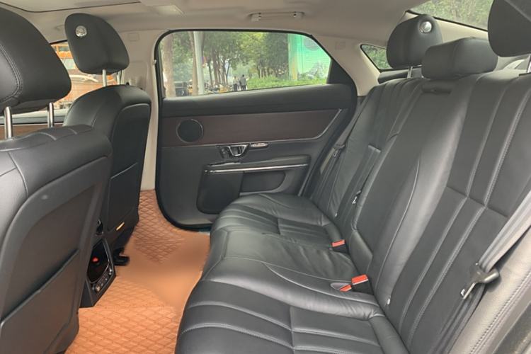 Used Jaguar XJ 2016 XJL 3.0 SC Two-Wheel-Drive Elegant Business Edition Interior 6