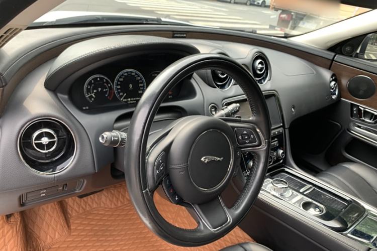 Used Jaguar XJ 2016 XJL 3.0 SC Two-Wheel-Drive Elegant Business Edition Interior 9