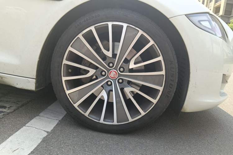 Used Jaguar XJ 2016 XJL 2.0T Two-Wheel-Drive Elegant Business Edition Right Front Wheel Hub