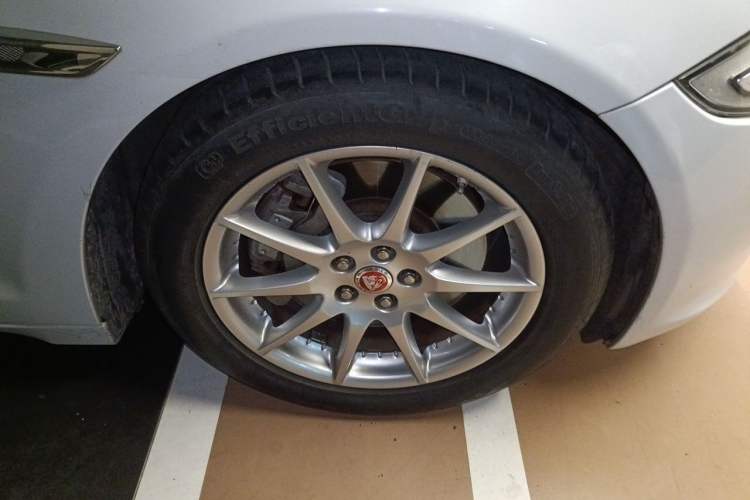 Used Jaguar XJ 2016 XJL 2.0T Two-Wheel-Drive Elegant Business Edition Right Front Wheel Hub