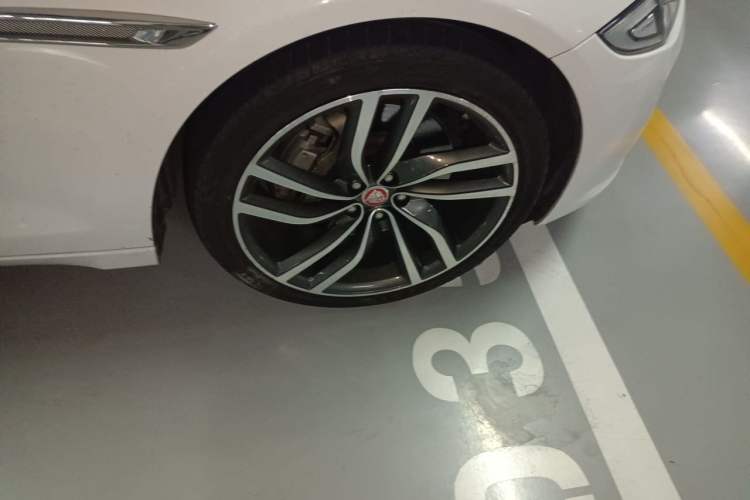 Used Jaguar XJ 2016 XJL 2.0T Two-Wheel-Drive Elegant Business Edition Right Front Wheel Hub
