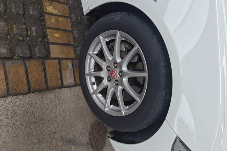 Used Jaguar XJ 2016 XJL 2.0T Two-Wheel-Drive Elegant Business Edition Right Front Wheel Hub