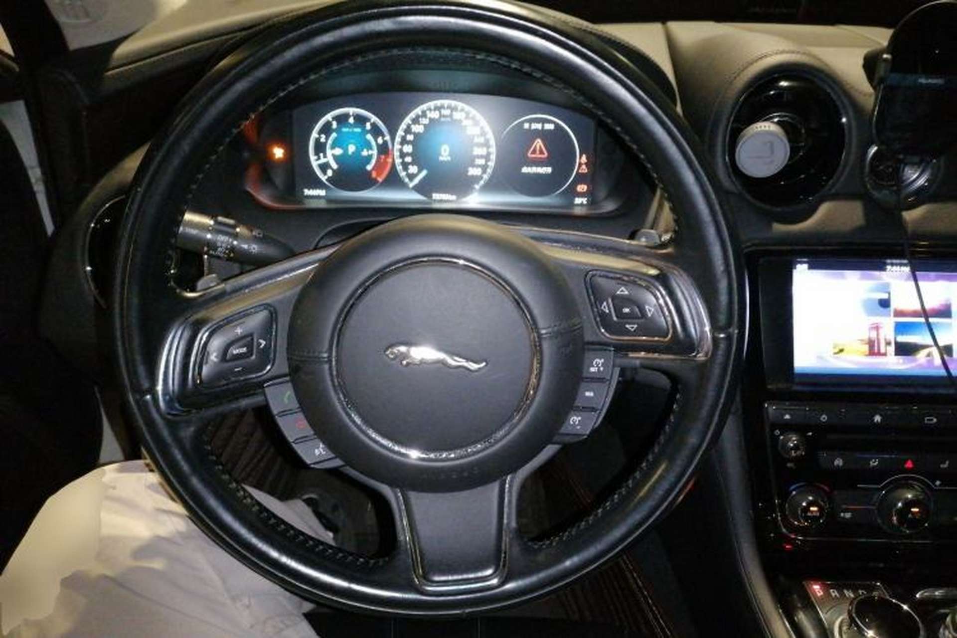 Used Jaguar XJ 2016 XJL 3.0 SC Two-Wheel-Drive Elegant Business Edition Steering Wheel