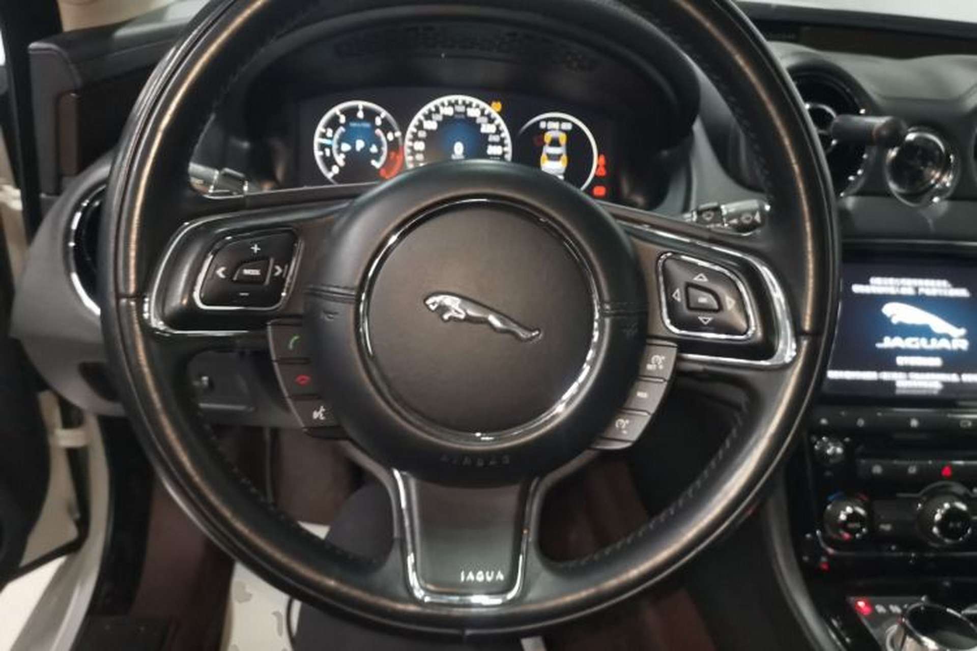 Used Jaguar XJ 2016 XJL 3.0 SC Two-Wheel-Drive Elegant Business Edition Steering Wheel