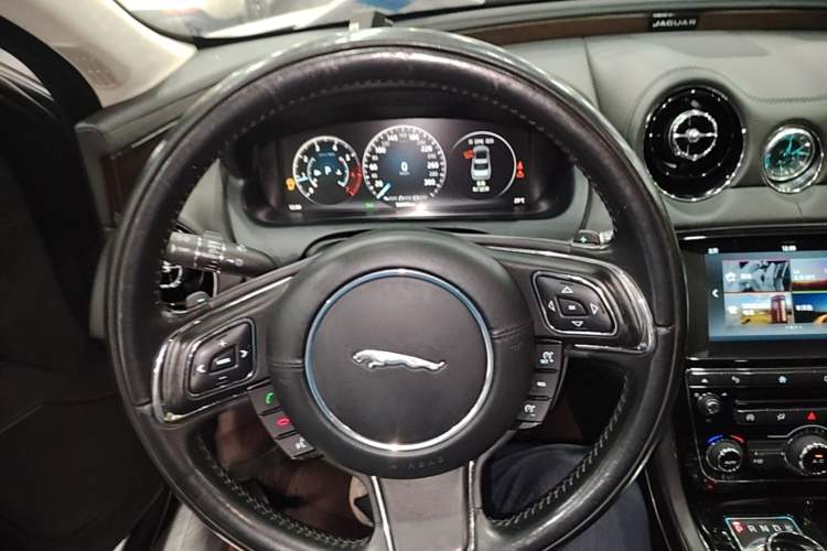 Used Jaguar XJ 2016 XJL 3.0 SC Two-Wheel-Drive Elegant Business Edition Steering Wheel