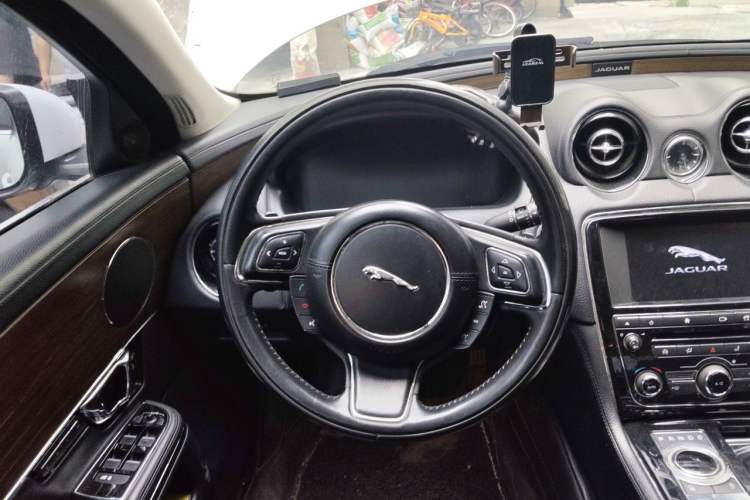 Used Jaguar XJ 2016 XJL 2.0T Two-Wheel-Drive Elegant Business Edition Steering Wheel