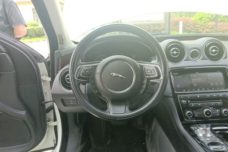 Used Jaguar XJ 2016 XJL 2.0T Two-Wheel-Drive Elegant Business Edition Steering Wheel