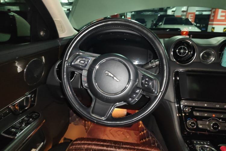Used Jaguar XJ 2016 XJL 3.0 SC Two-Wheel-Drive Elegant Business Edition Steering Wheel