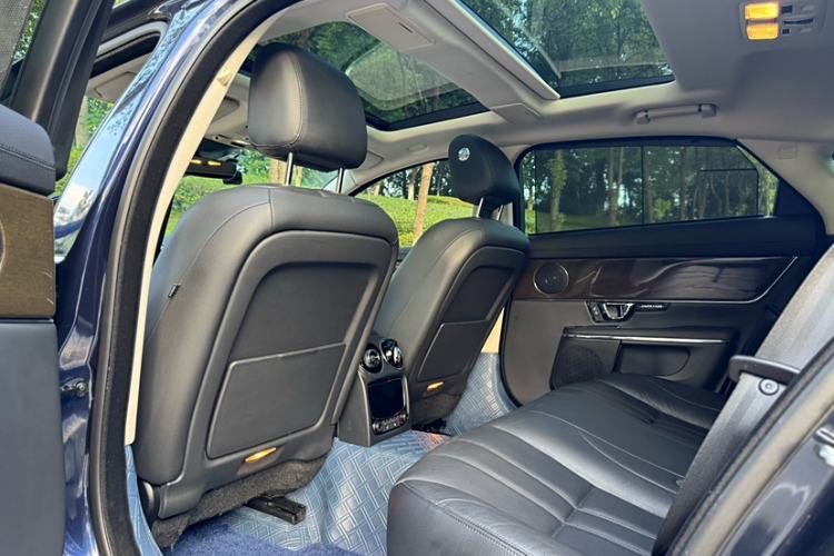 Used Jaguar XJ 2018 XJL 3.0 SC Two-Wheel-Drive Elegant Business Edition Interior 12