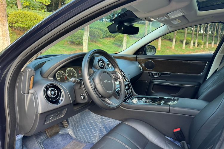 Used Jaguar XJ 2018 XJL 3.0 SC Two-Wheel-Drive Elegant Business Edition Interior 15
