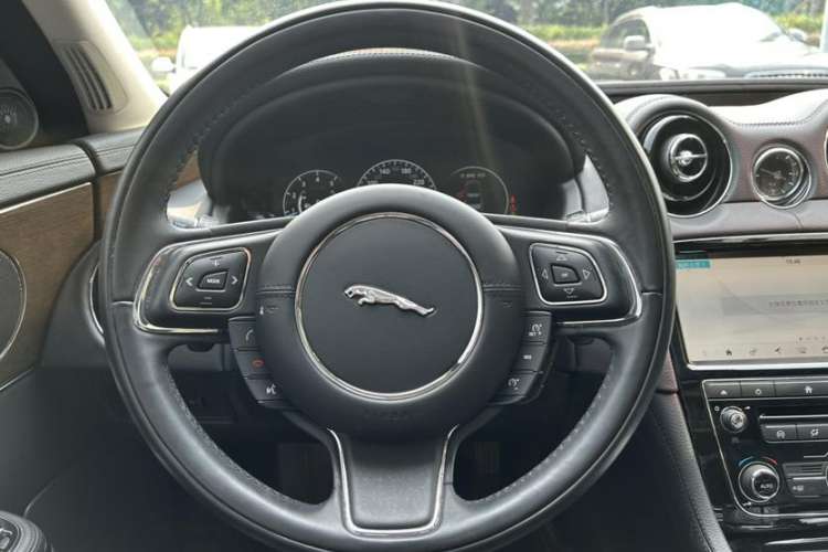 Used Jaguar XJ 2018 XJL 3.0 SC Two-Wheel-Drive Elegant Business Edition Interior 2