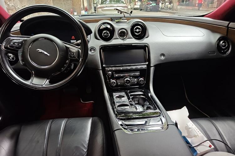 Used Jaguar XJ 2018 XJL 3.0 SC Two-Wheel-Drive Elegant Business Edition Center Console