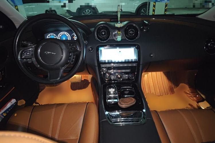 Used Jaguar XJ 2018 XJL 3.0 SC Four-Wheel Drive Panoramic Business Edition Center Console
