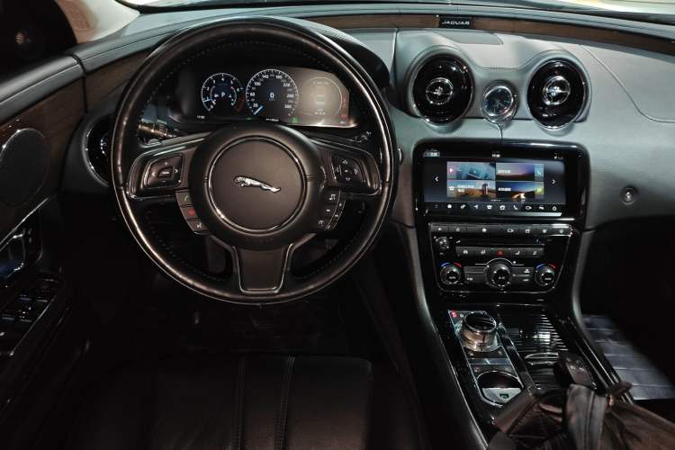 Used Jaguar XJ 2018 XJL 3.0 SC Two-Wheel-Drive Elegant Business Edition Center Console