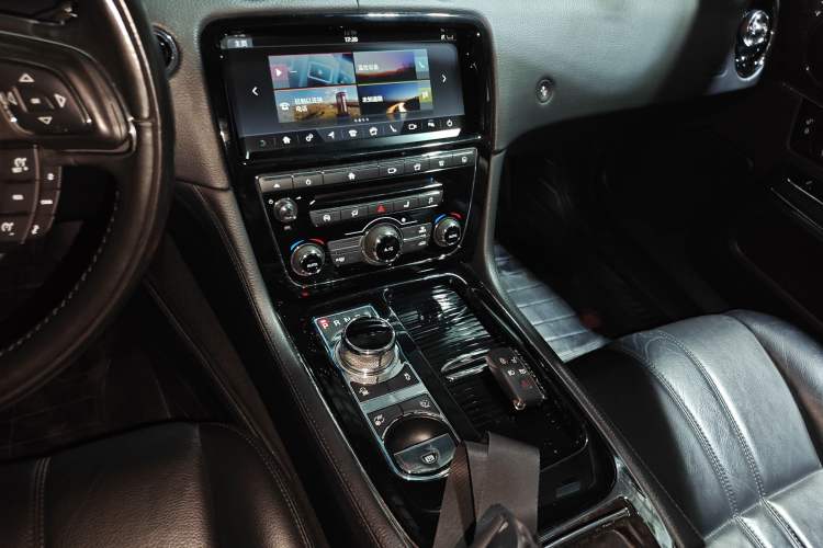 Used Jaguar XJ 2018 XJL 3.0 SC Two-Wheel-Drive Elegant Business Edition Gear Lever