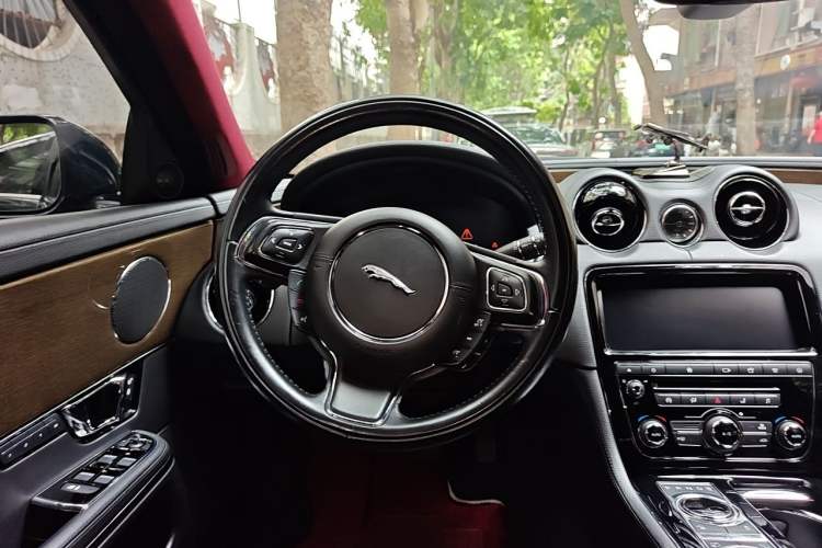 Used Jaguar XJ 2018 XJL 3.0 SC Two-Wheel-Drive Elegant Business Edition Steering Wheel
