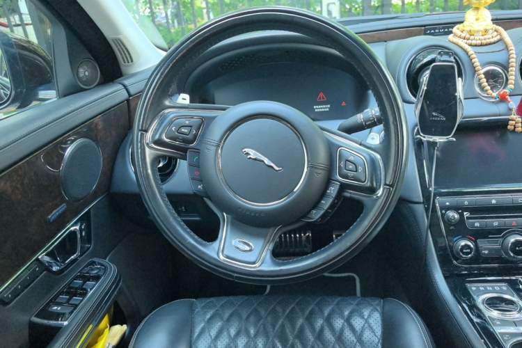 Used Jaguar XJ 2018 XJL 3.0 SC Two-Wheel-Drive Panoramic Business Edition Steering Wheel