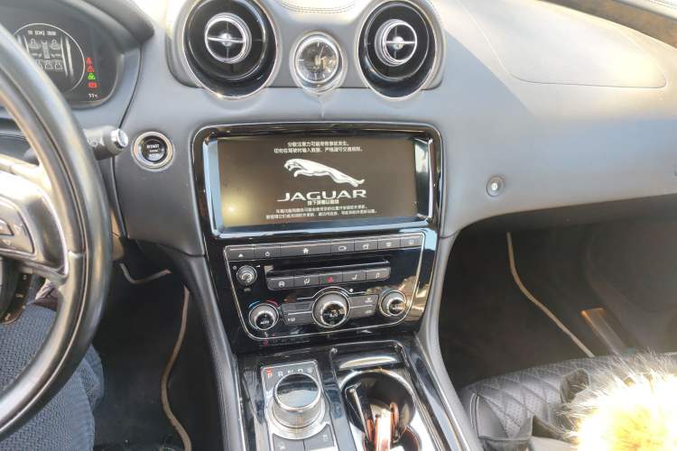 Used Jaguar XJ 2018 XJL 3.0 SC Four-Wheel Drive Panoramic Business Edition Audio And AC Panel