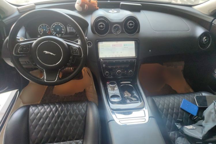Used Jaguar XJ 2018 XJL 3.0 SC Two-Wheel-Drive Panoramic Business Edition Center Console