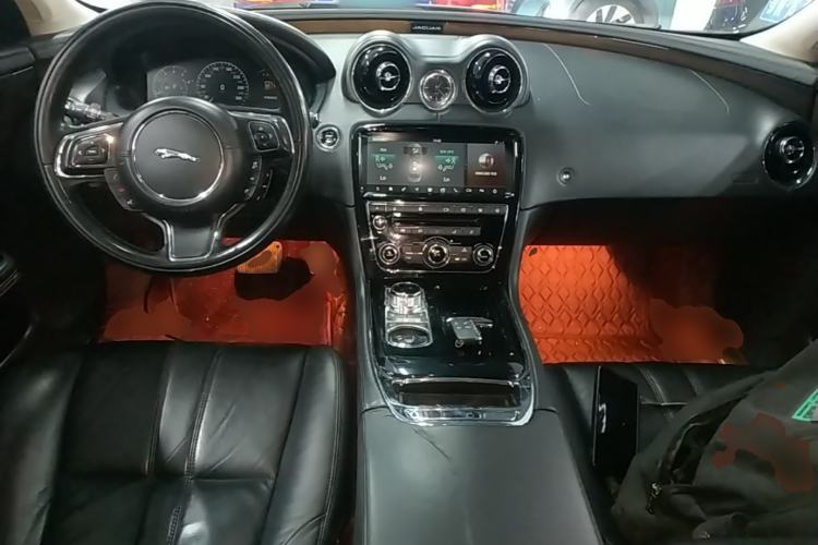 Used Jaguar XJ 2018 XJL 3.0 SC Two-Wheel-Drive Elegant Business Edition Center Console