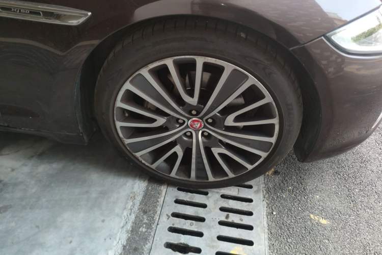 Used Jaguar XJ 2018 XJL 3.0 SC Two-Wheel-Drive Panoramic Business Edition Right Front Wheel Hub