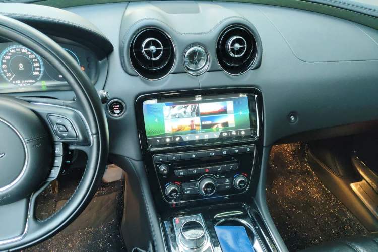 Used Jaguar XJ 2018 XJL 3.0 SC Four-Wheel Drive Panoramic Business Edition Audio And AC Panel