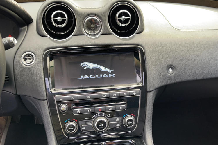 Used Jaguar XJ 2018 XJL 3.0 SC Two-Wheel-Drive Elegant Business Edition Audio And AC Panel