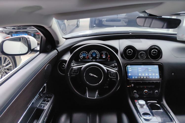 Used Jaguar XJ 2018 XJL 3.0 SC Two-Wheel-Drive Elegant Business Edition Center Console
