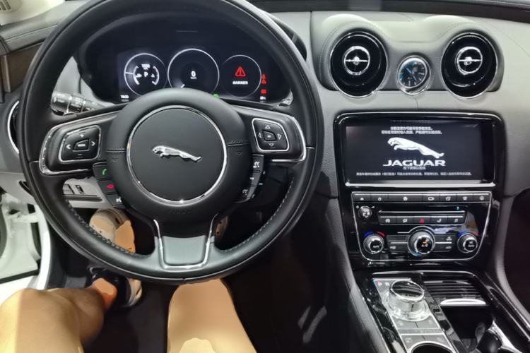 Used Jaguar XJ 2018 XJL 3.0 SC Two-Wheel-Drive Elegant Business Edition Center Console