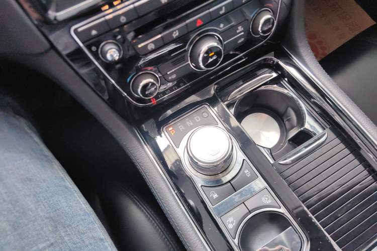 Used Jaguar XJ 2018 XJL 3.0 SC Two-Wheel-Drive Elegant Business Edition Gear Lever