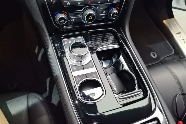 Used Jaguar XJ 2018 XJL 3.0 SC Two-Wheel-Drive Elegant Business Edition Gear Lever