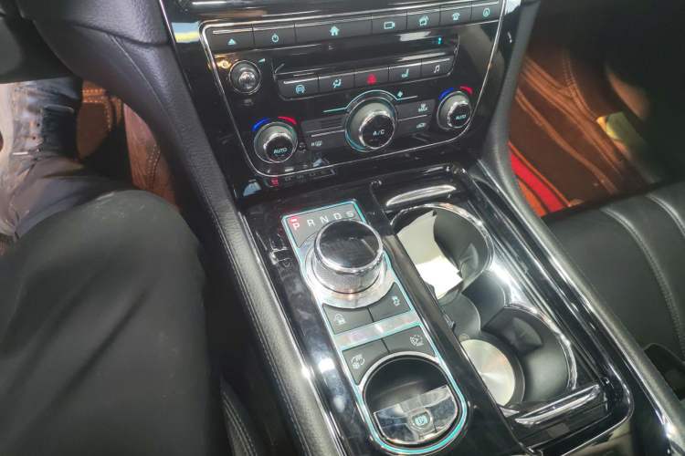 Used Jaguar XJ 2018 XJL 3.0 SC Two-Wheel-Drive Elegant Business Edition Gear Lever