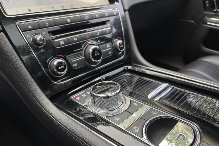 Used Jaguar XJ 2018 XJL 3.0 SC Two-Wheel-Drive Elegant Business Edition Gear Lever