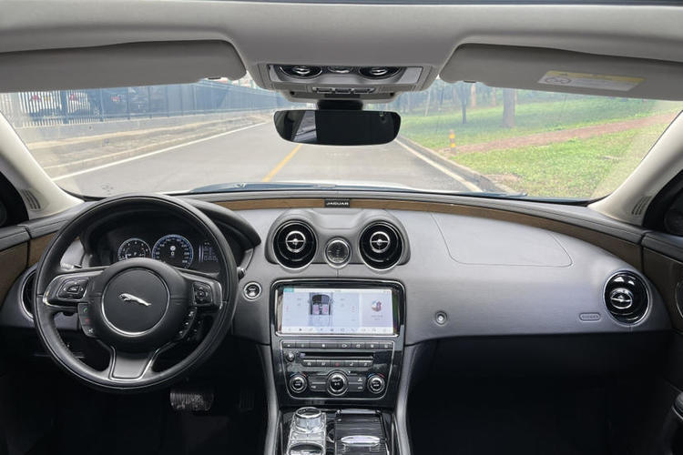 Used Jaguar XJ 2018 XJL 3.0 SC Two-Wheel-Drive Elegant Business Edition Interior 9