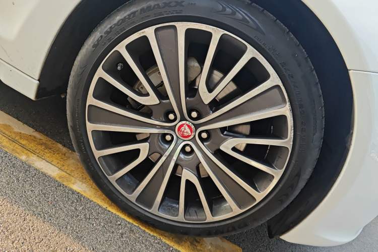 Used Jaguar XJ 2018 XJL 3.0 SC Two-Wheel-Drive Panoramic Business Edition Right Front Wheel Hub