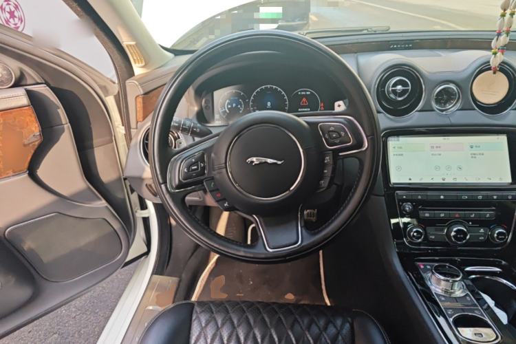 Used Jaguar XJ 2018 XJL 3.0 SC Two-Wheel-Drive Panoramic Business Edition Steering Wheel