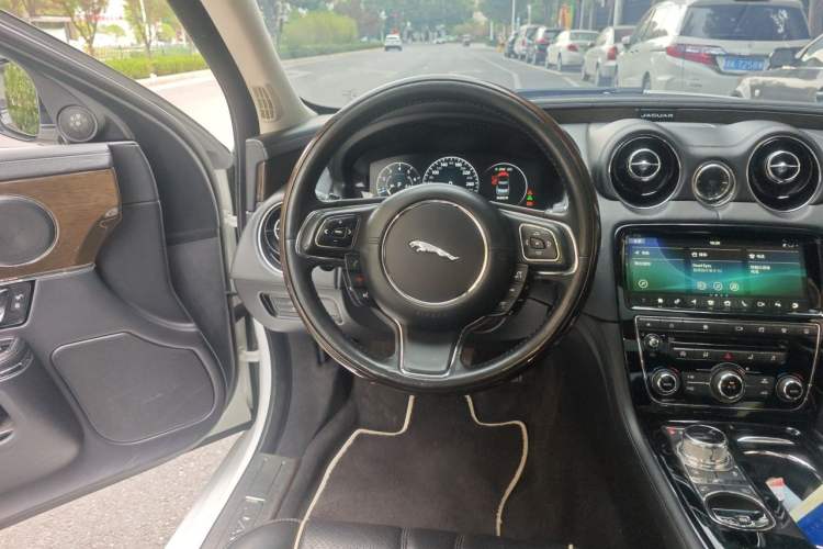 Used Jaguar XJ 2018 XJL 3.0 SC Four-Wheel Drive Panoramic Business Edition Steering Wheel