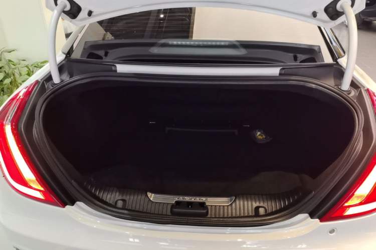 Used Jaguar XJ 2018 XJL 3.0 SC Two-Wheel-Drive Elegant Business Edition Trunk