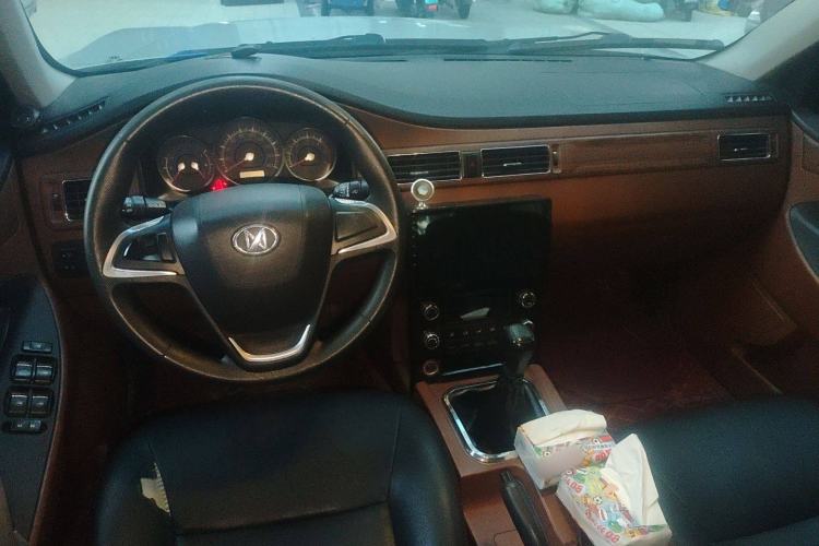 Used JDMC T5 2014 2.8T Two-Wheel Drive Upgraded Version with Standard Wheelbase JE493ZLQ4E Center Console