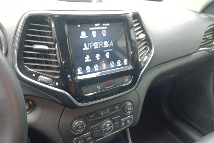 Used Jeep Cherokee 2020 2.0T Two-Wheel Drive Leading Edition Audio And AC Panel