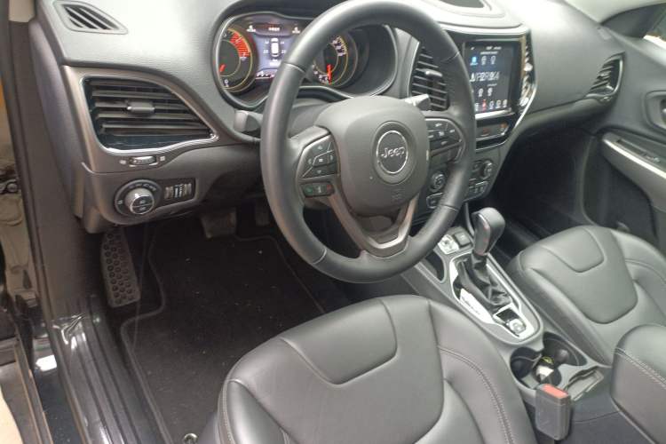 Used Jeep Cherokee 2020 2.0T Two-Wheel Drive Leading Edition Center Console