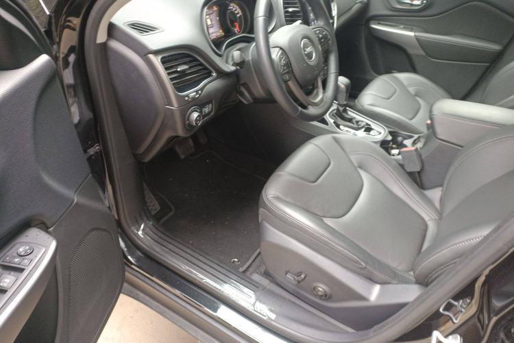 Used Jeep Cherokee 2020 2.0T Two-Wheel Drive Leading Edition Driver Seat