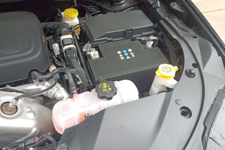 Used Jeep Cherokee 2020 2.0T Two-Wheel Drive Leading Edition Engine Bay Left