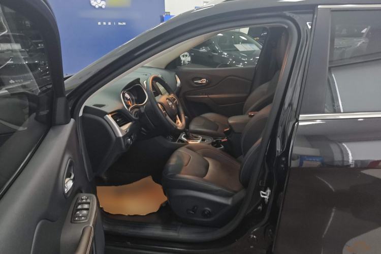 Used Jeep Cherokee 2020 2.0L Two-Wheel Drive Classic Sports Edition Left Front Seat