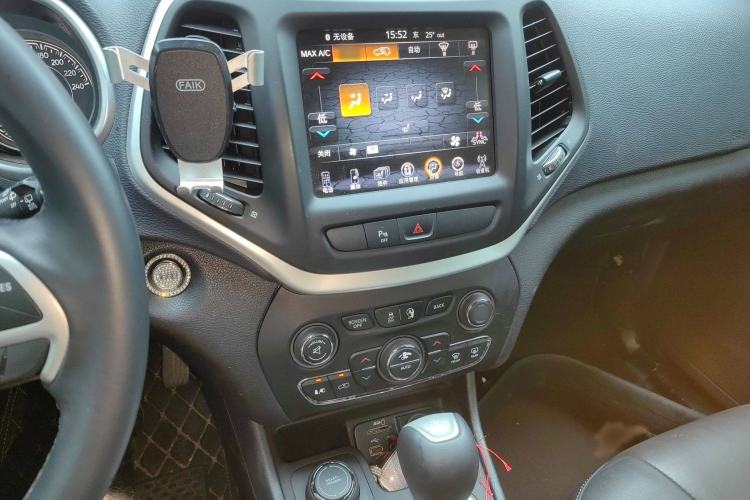 Used Jeep Cherokee 2016 2.4L Professional Smart Version Audio And AC Panel