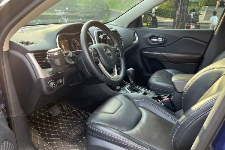 Used Jeep Cherokee 2016 2.4L Professional Smart Version Left Front Seat