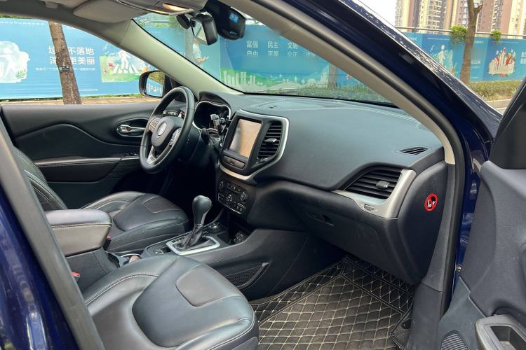 Used Jeep Cherokee 2016 2.4L Professional Smart Version Right Front Seat